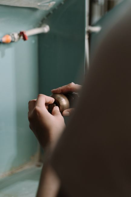 給水配管の止水栓を手で閉じている様子
