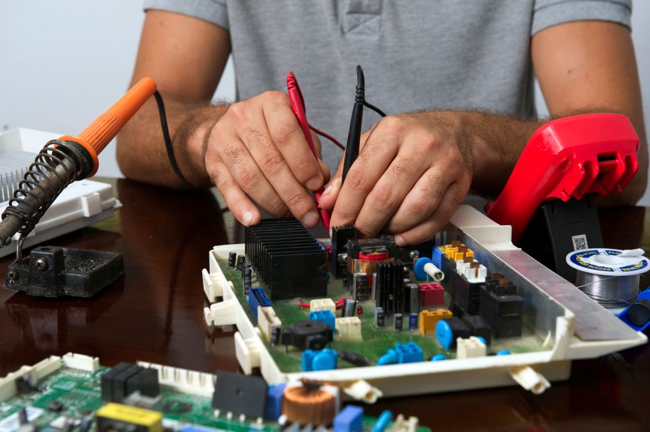 電子基板を修理する技術者の手元