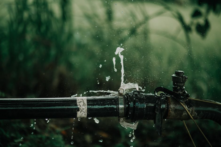 水漏れしている屋外の水道パイプ