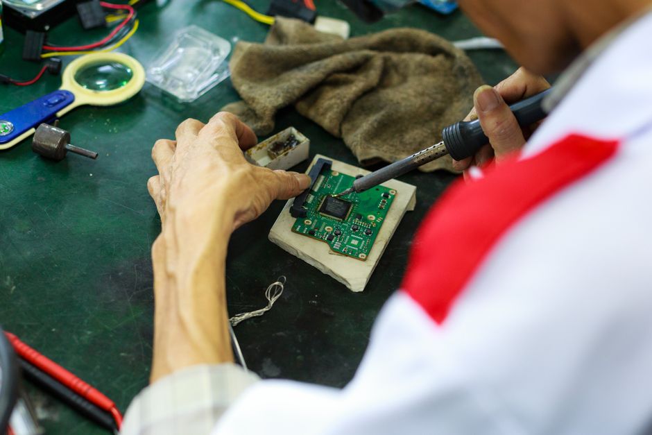 電子基板を修理する技術者